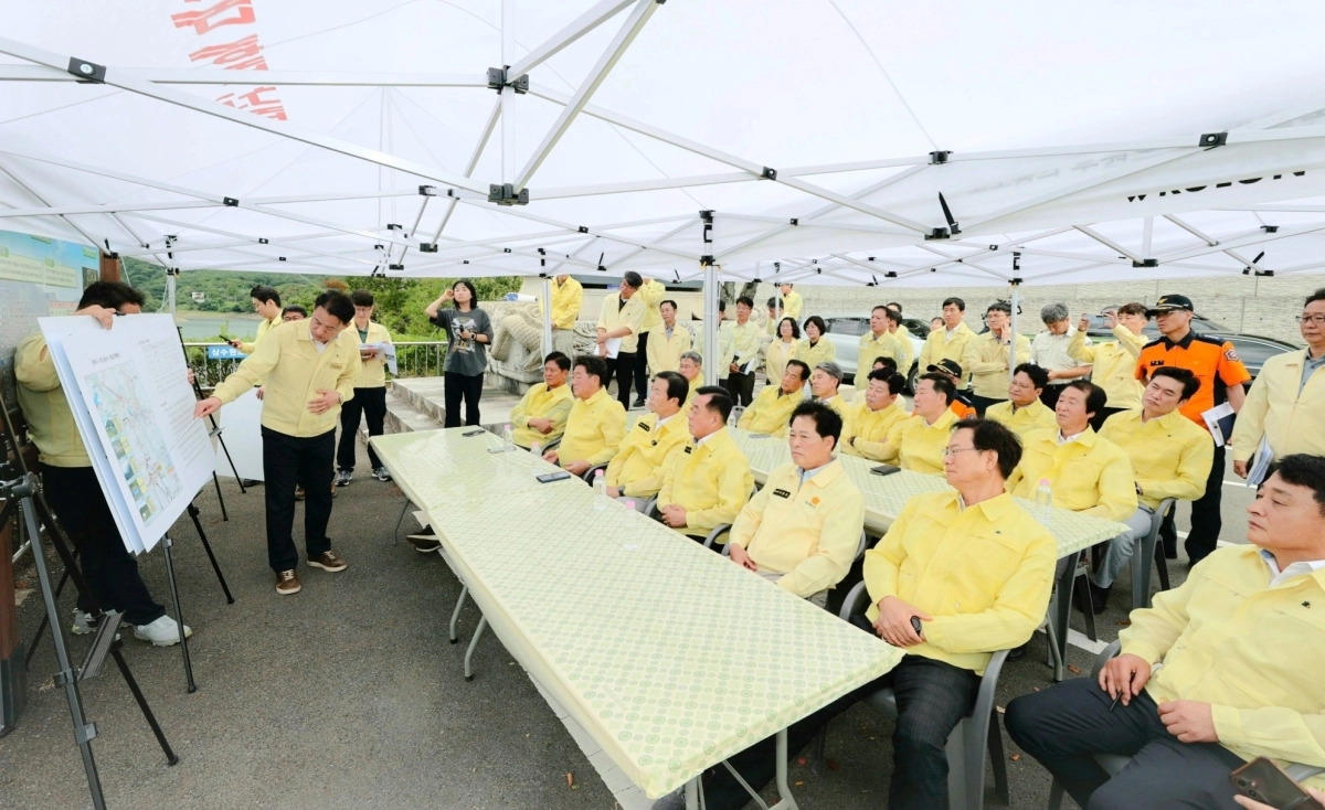 11일 의장단과 상임위원장, 경주지역 도의원 등이 참석한 가운데 경주시 덕동댐 일원을 찾아 폭염·가뭄 피해 및 용수공급 현황을 점검한 경북도의회. 경북도의회 제공