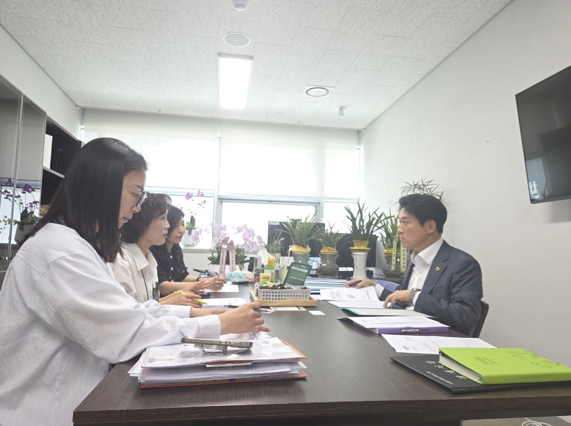 ▲ 11일 경기도교육청 유아교육과장 및 담당 장학관과 정책 간담회를 갖은 김영훈 의원(사진=경기도의회)