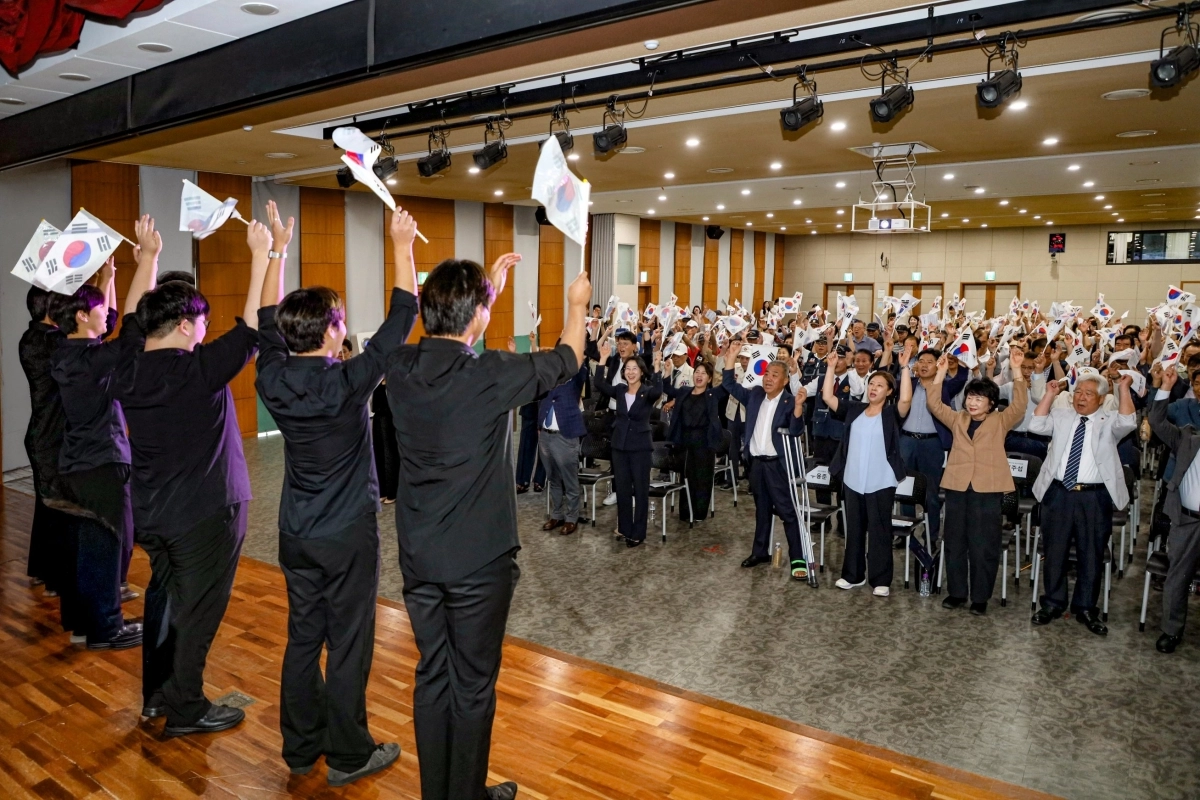 지난 10일 금천구청 대강당에서 열린 광복 81주년 기념행사에서 참석자들이 한 손에 태극기를 들고 만세삼창을 외치고 있다. 금천구 제공