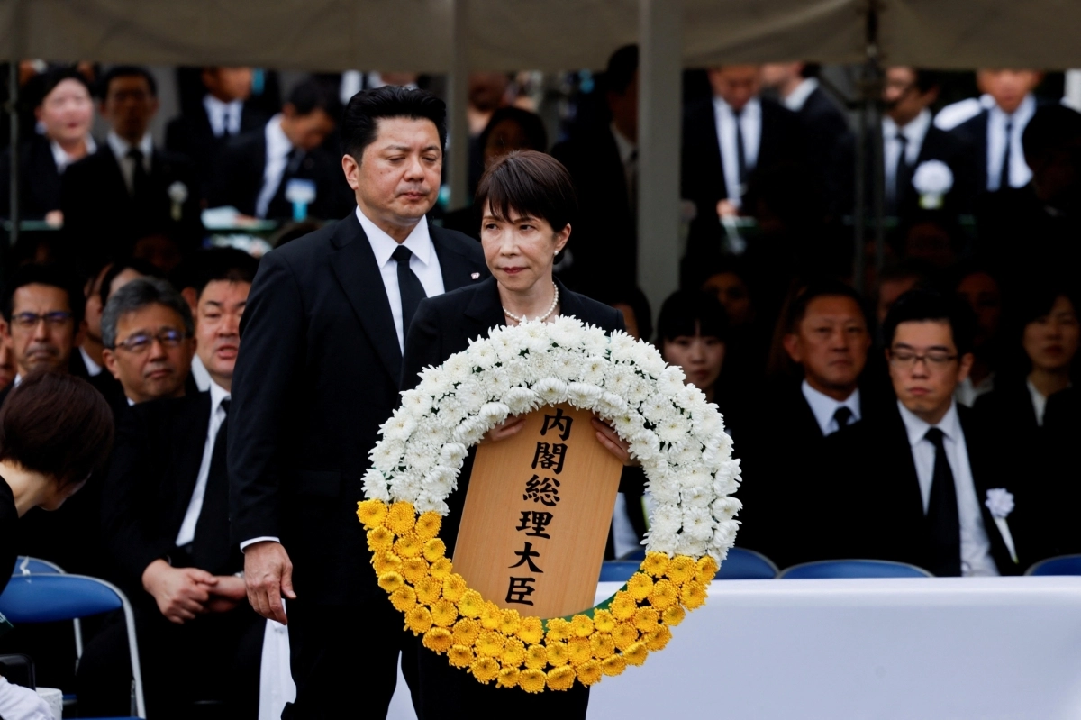 다카이치 사나에 일본 총리가 9일 일본 나가사키 평화공원에서 ‘원폭 전몰자 위령식·평화기원식’에서 1945년 원폭 희생자들에 헌화할 꽃다발을 들고 있다. 2026.8.9. 로이터 연합뉴스