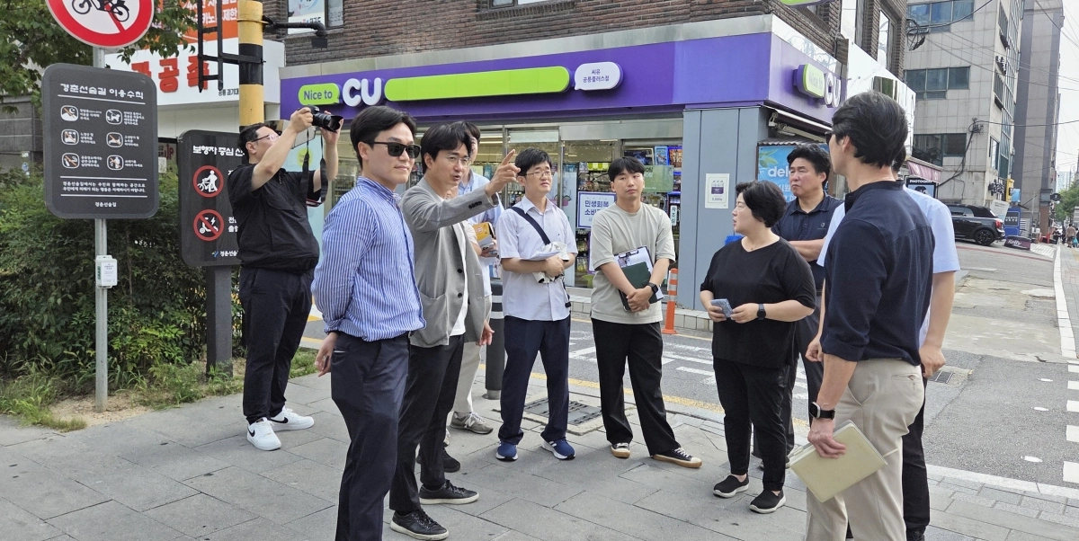 서준오(왼쪽 두번째) 노원구청장이 시의원 재임 시절인 지난해 7월 관계자들과 교통시설 개선 회의를 진행하고 있다. 노원구 제공