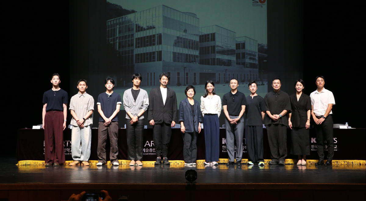 11일 서울 한국예술종합학교 서초캠퍼스 이강숙홀에서 열린 무용원 30주년 기념 기자간담회에서 나경아(왼쪽에서 여섯 번째) 무용원장을 비롯한 참석자들이 기념촬영을 하고 있다. 왼쪽부터 정건세·윤형서·김규년·김기민 무용수, 김현웅 교수, 나 원장, 조주현·신창호·전성재·안덕기·한석진·정재혁 교수. 한국예술종합학교 제공