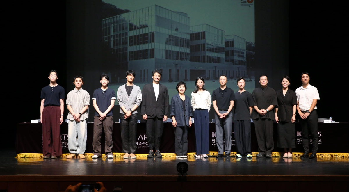 11일 서울 한국예술종합학교 서초캠퍼스 이강숙홀에서 열린 무용원 30주년 기념 기자간담회에서 나경아(왼쪽에서 여섯 번째) 무용원장을 비롯한 참석자들이 기념촬영을 하고 있다. 왼쪽부터 정건세·윤형서·김규년·김기민 무용수, 김현웅 교수, 나 원장, 조주현·신창호·전성재·안덕기·한석진·정재혁 교수. 한국예술종합학교 제공