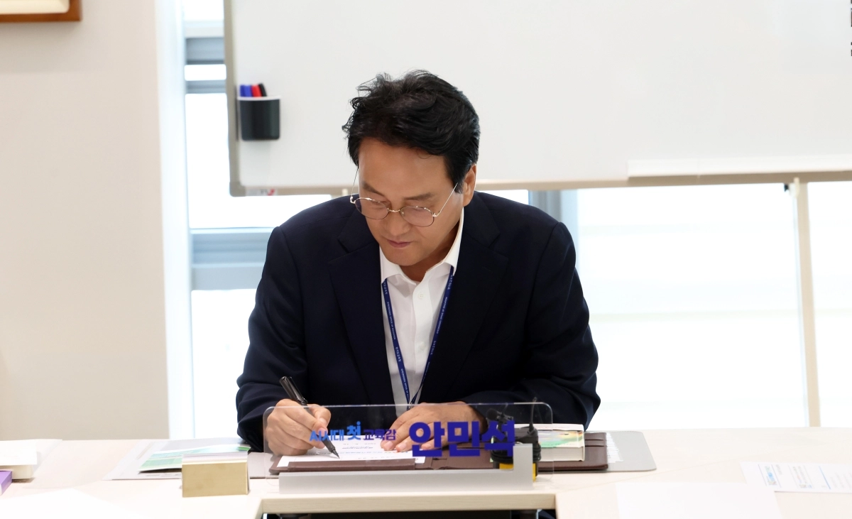 안민석 경기도교육감이 10일 취임 4호 결재로 ‘RAS 경기 문예체 교육 실천방안’에 서명하고 있다. 경기도교육청 제공