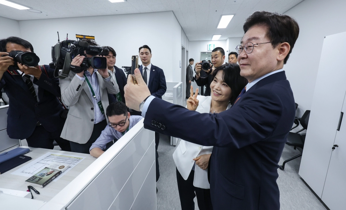 이재명 대통령이 11일 충북 음성 국립소방병원 원무과 사무실에서 심미선 간호행정교육과장과 기념촬영을 하고 있다. 2026.8.11 음성 연합뉴스
