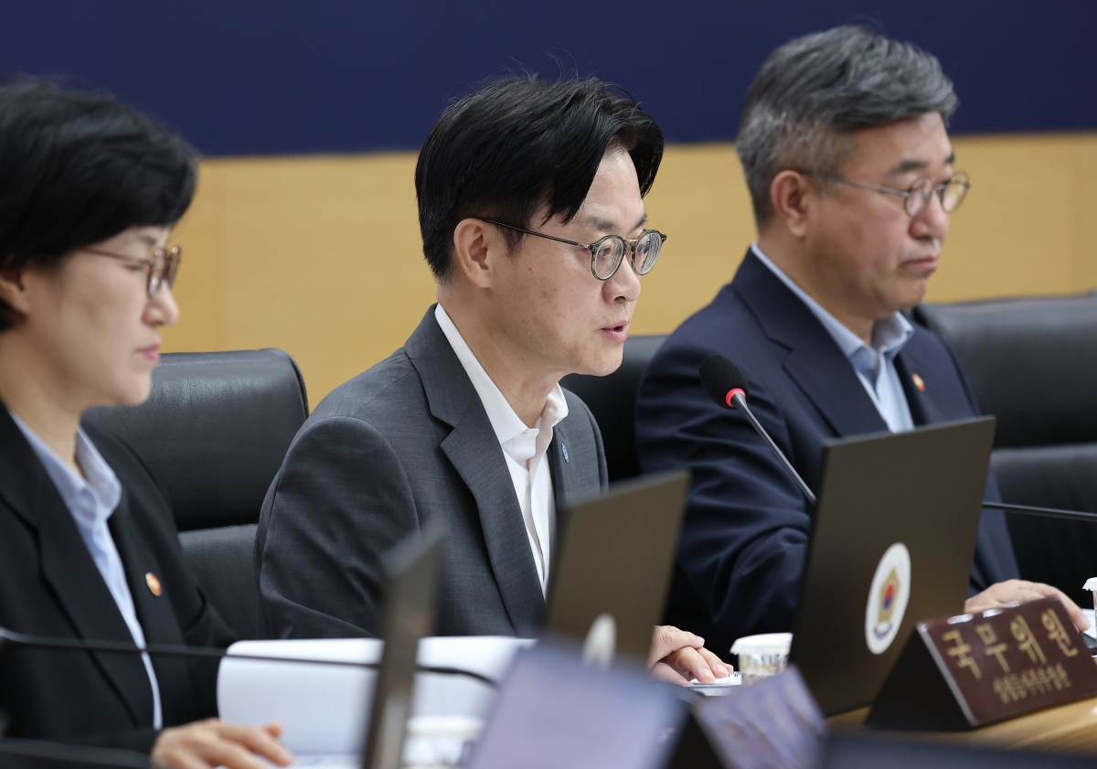 김정관 산업부 장관, 메가프로젝트 점검회의 보고