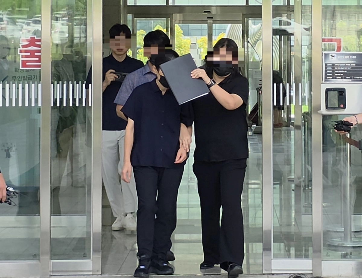 충남 천안의 한 교회에서 생활하던 11세 외손자를 학대해 숨지게 한 혐의로 구속 영장이 청구된 외조모가 11일 오전 영장실질심사)을 받기 위해 대전지법 천안지원으로 이동하고 있다. 이종익 기자