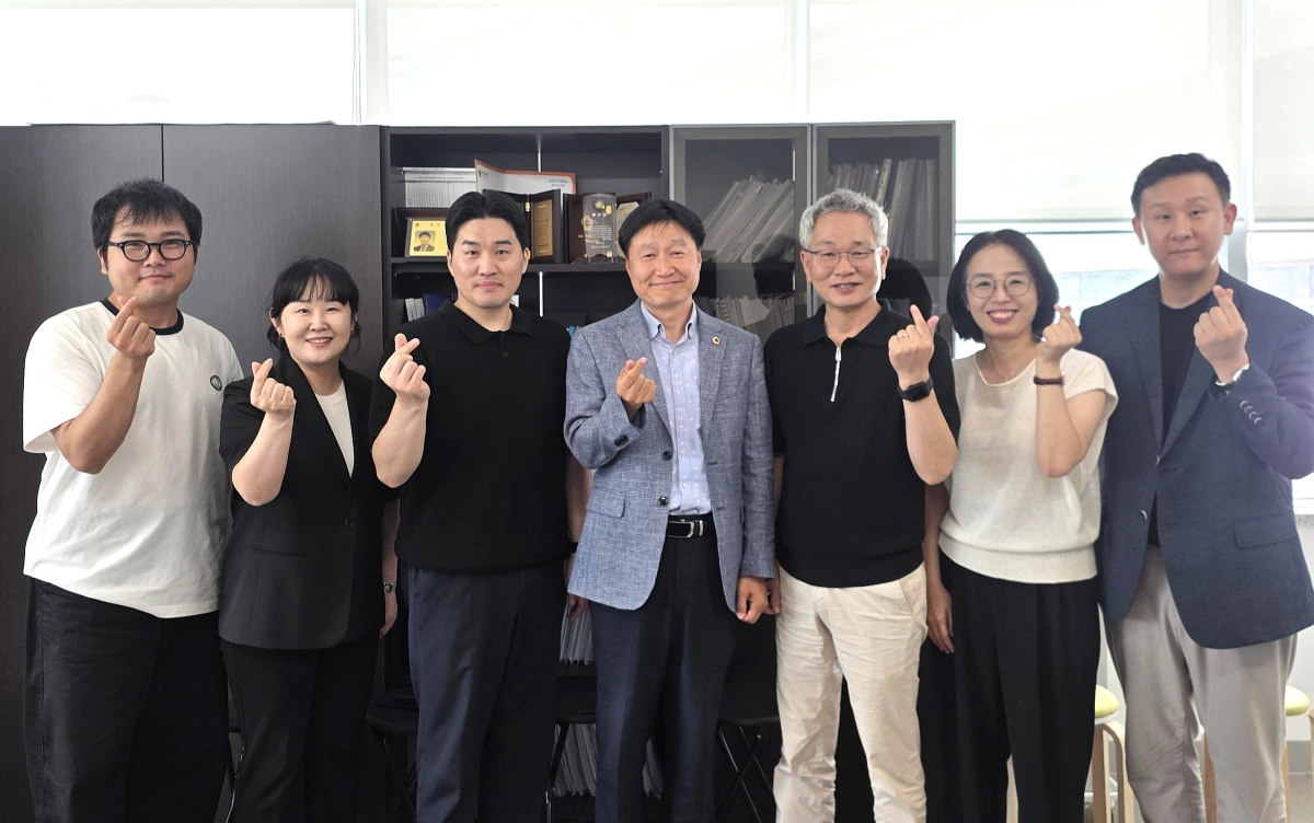 ▲김태희 의원이 ‘학대피해아동쉼터 운영 개선 방안 정담회’를 마친 후 한국아동보호전문기관협회 및 한국학대피해아동쉼터협회 등 관계자들과 기념촬영을 하고 있다. (사진=경기도의회)