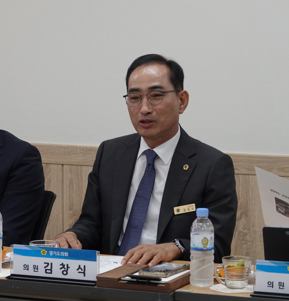 ▲김창식 기획재정위원장이 남양주소방서 간담회에서 현장 애로사항을 청취하며 소방정책 발전방안에 대해 발언하고 있다. (사진=경기도의회)