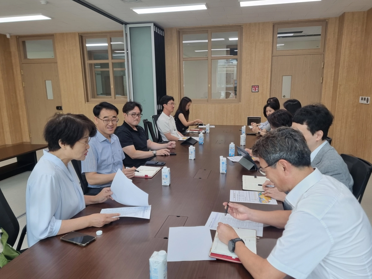 ▲신미숙 의원이 다올초등학교 및 화성오산교육지원청 관계자들과 간담회를 열고 개교 준비상황을 점검하고 있다. (사진=경기도의회)