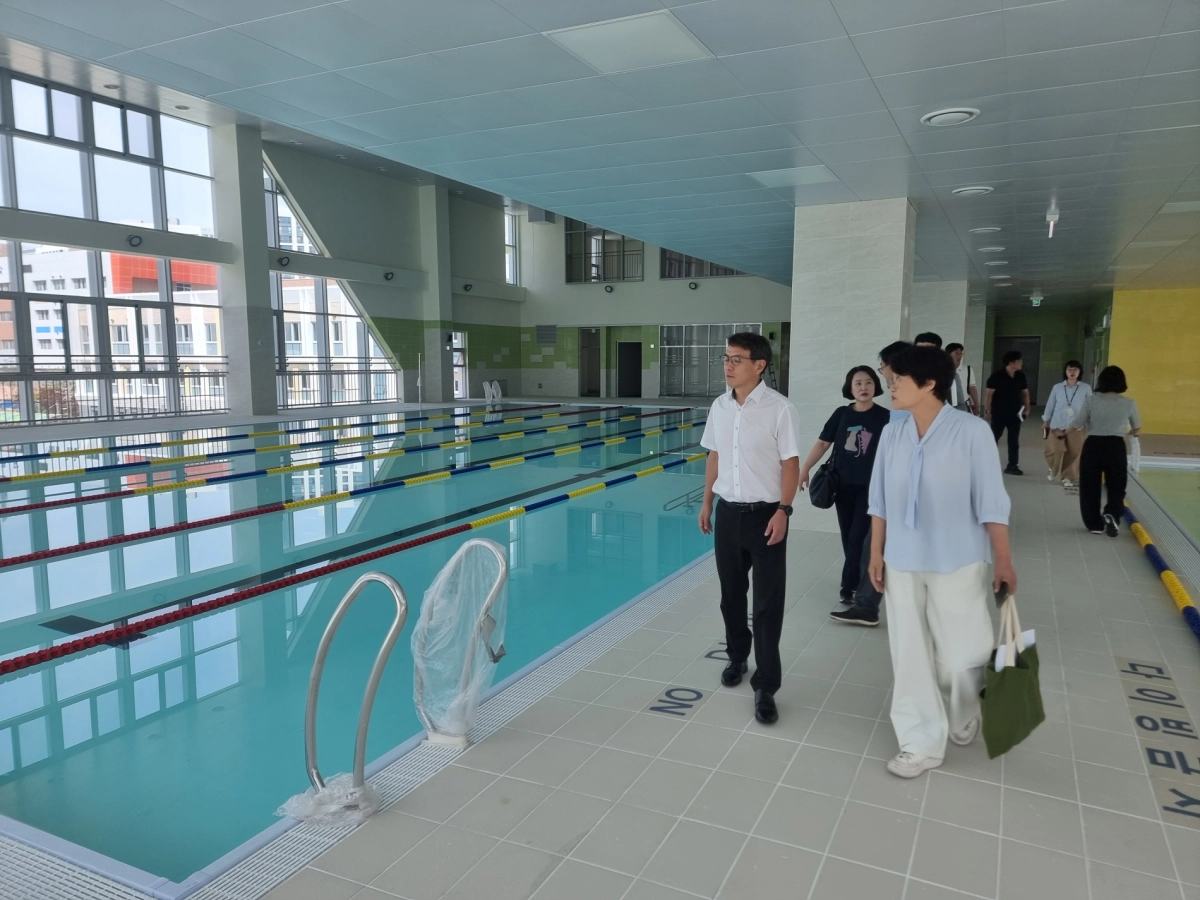 ▲신미숙 의원이 다올초등학교 내 학교복합시설로 조성된 실내수영장을 방문해 수심과 안전시설 상태를 둘러보고 있다. (사진=경기도의회)