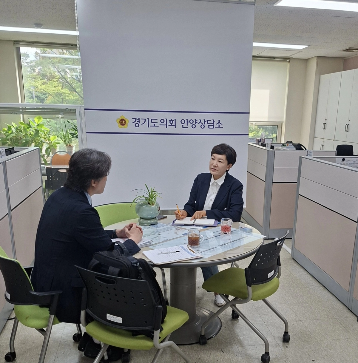 ▲이채명 경기도의회 경기도교육청 예산결산특별위원장이 경기도의회 안양상담소에서 장애인·노인 자립지원 관계자와 면담을 진행하며 학교 화재대피 안전 대책을 논의하고 있다. (사진=경기도의회)