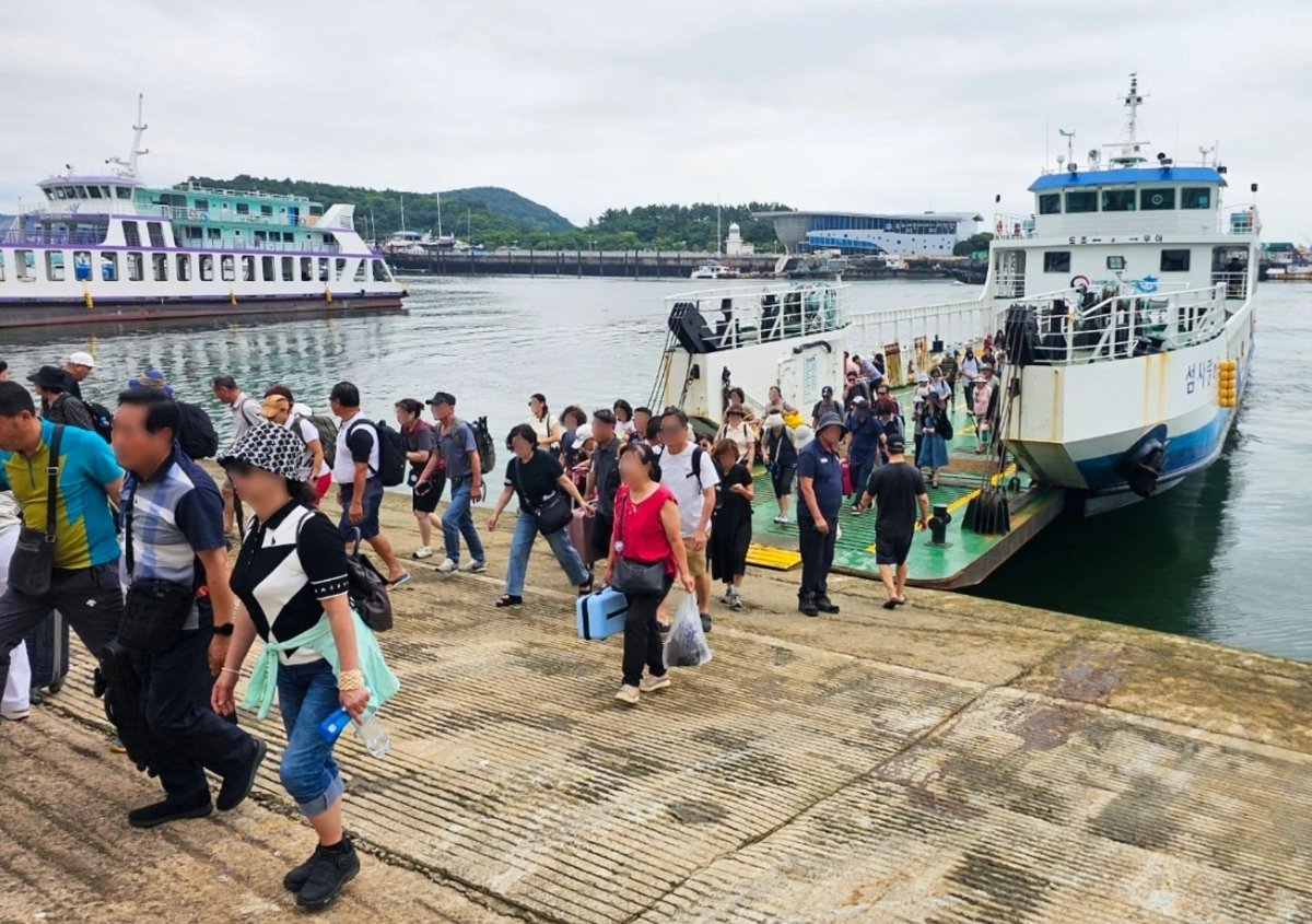 목포~우이 항로를 운항하는 ‘섬사랑6호’에서 여객들이 하선하는 모습. 한국해양교통안전공단 제공