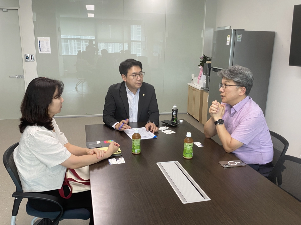 ▲문승호 의원이 경기도장애인주간이용시설협회 관계자들과 정담회를 갖고 장애인주간이용시설 운영 개선 방안에 대해 의견을 나누고 있다. (사진=경기도의회)