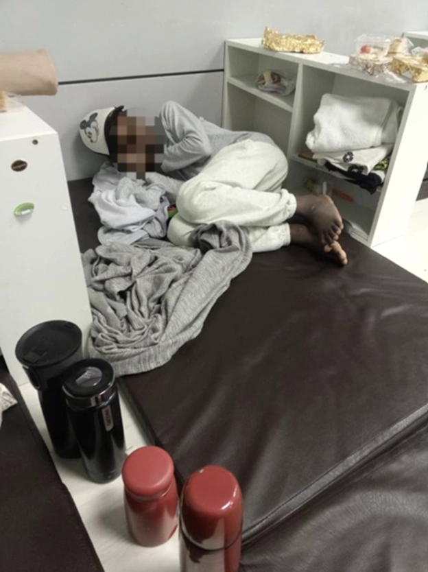 지난 6월 서아프리카 말리에서 한국에 입국해 난민 신청을 한 A(11)군이 인천국제공항 내 임시 대기시설에 머무르고 있다. 공익법단체 두루 제공