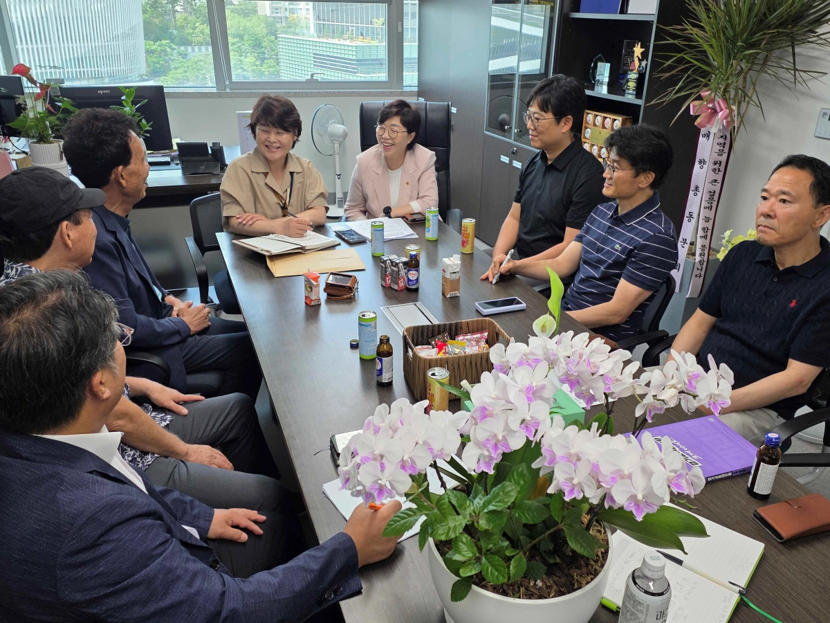 ▲조명자·박옥분 의원이 수원시 농업기술센터 및 수원시농수산물도매시장 연합회 관계자들과 정담회를 열고 시장 활성화 대책을 논의하고 있다. (사진=경기도의회)