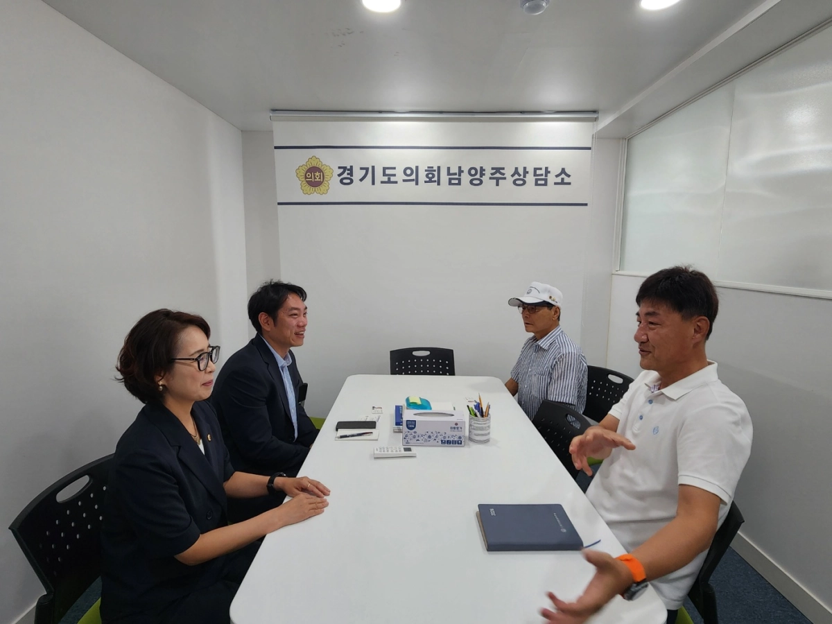 ▲이건희 의원(왼쪽에서 두 번째)과 정현미 의원(왼쪽)이 경기도의회 남양주상담소에서 대한민국상이군경회 남양주시지회 관계자들과 간담회를 갖고 의견을 나누고 있다. (사진=경기도의회)
