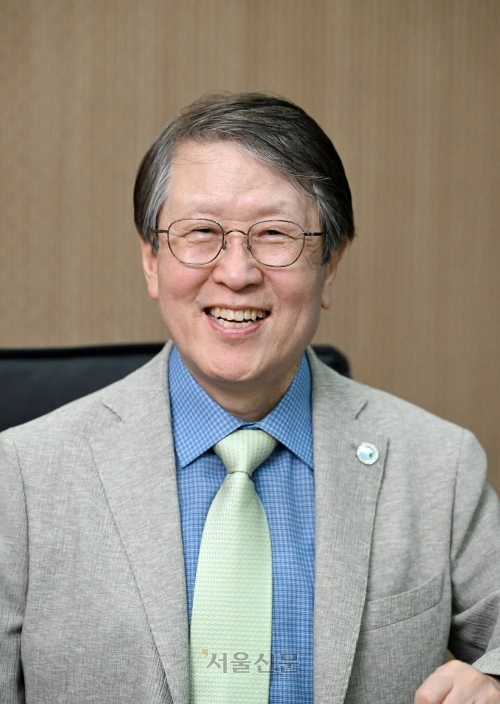 황일순 서울대 원자핵공학과 명예교수는 “가장 안전한 차세대 원전으로 세계 시장에서 입지를 다지려면 기후에너지환경부, 산업부, 과기정통부 등으로 나누어진 원자력 정책을 에너지부로 신설해 통합할 필요가 있다”고 제안했다.  2026.7.28 도준석 전문기자