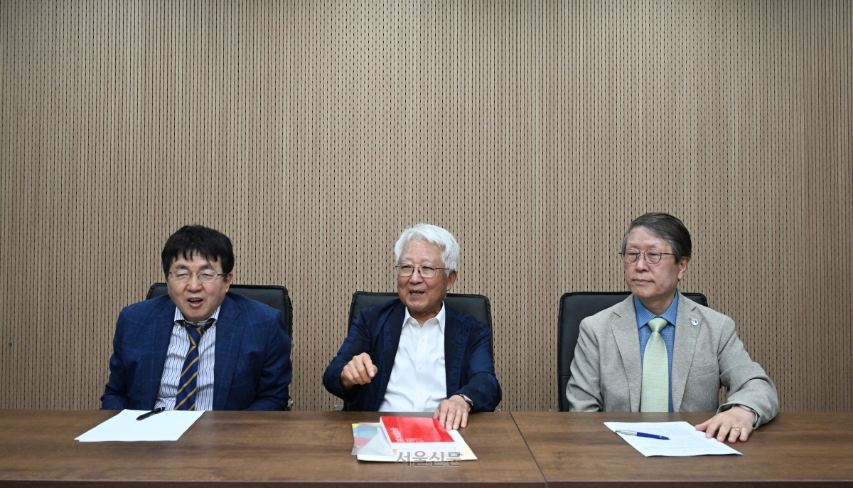 서울신문과 좌담회를 갖고 있는 장순흥(왼쪽부터) 부산외대 총장, 배순훈 전 정보통신부 장관, 황일순 서울대 원자핵공학과 명예교수. 이들은 모두 MIT 공대 박사 출신으로 배 전 장관과 황 교수는 카이스트 사제지간이기도 하다.  2026.7.28 도준석 전문기자