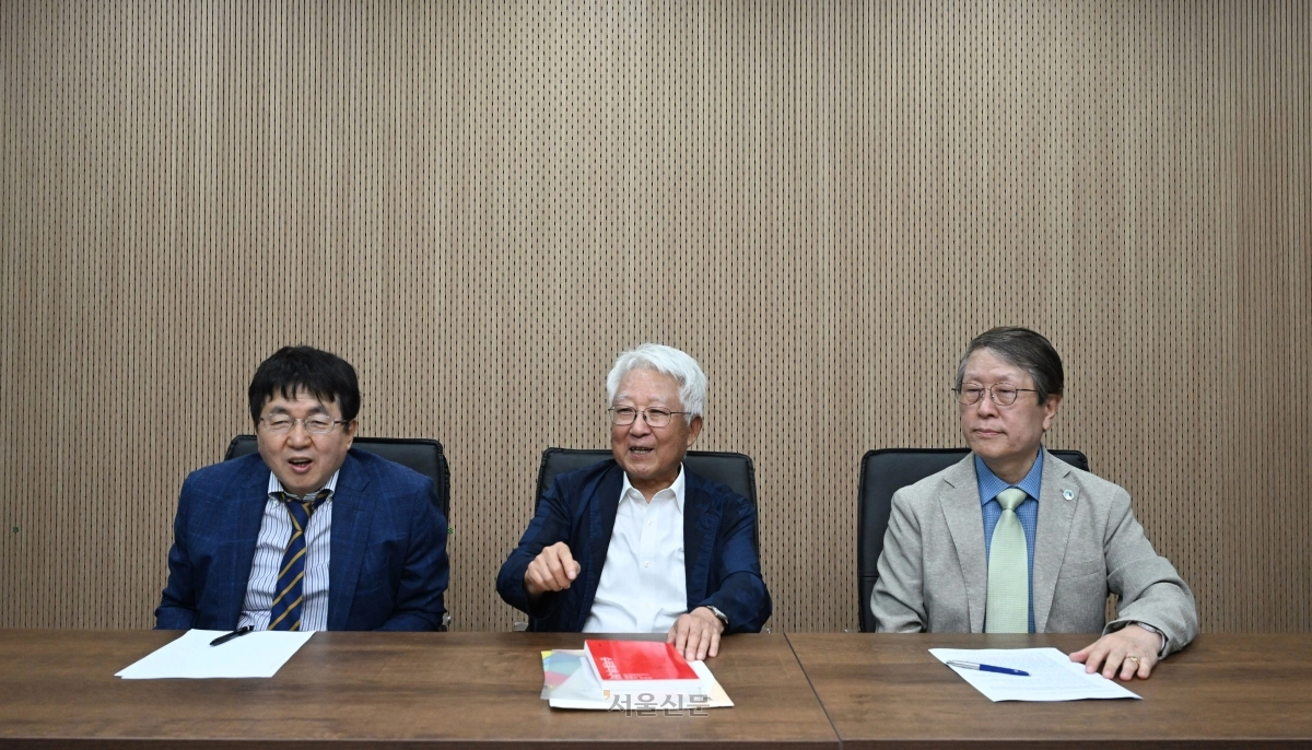 서울신문과 좌담회를 갖고 있는 장순흥(왼쪽부터) 부산외대 총장, 배순훈 전 정보통신부 장관, 황일순 서울대 원자핵공학과 명예교수. 이들은 모두 MIT 공대 박사 출신으로 배 전 장관과 황 교수는 카이스트 사제지간이기도 하다.  2026.7.28 도준석 전문기자