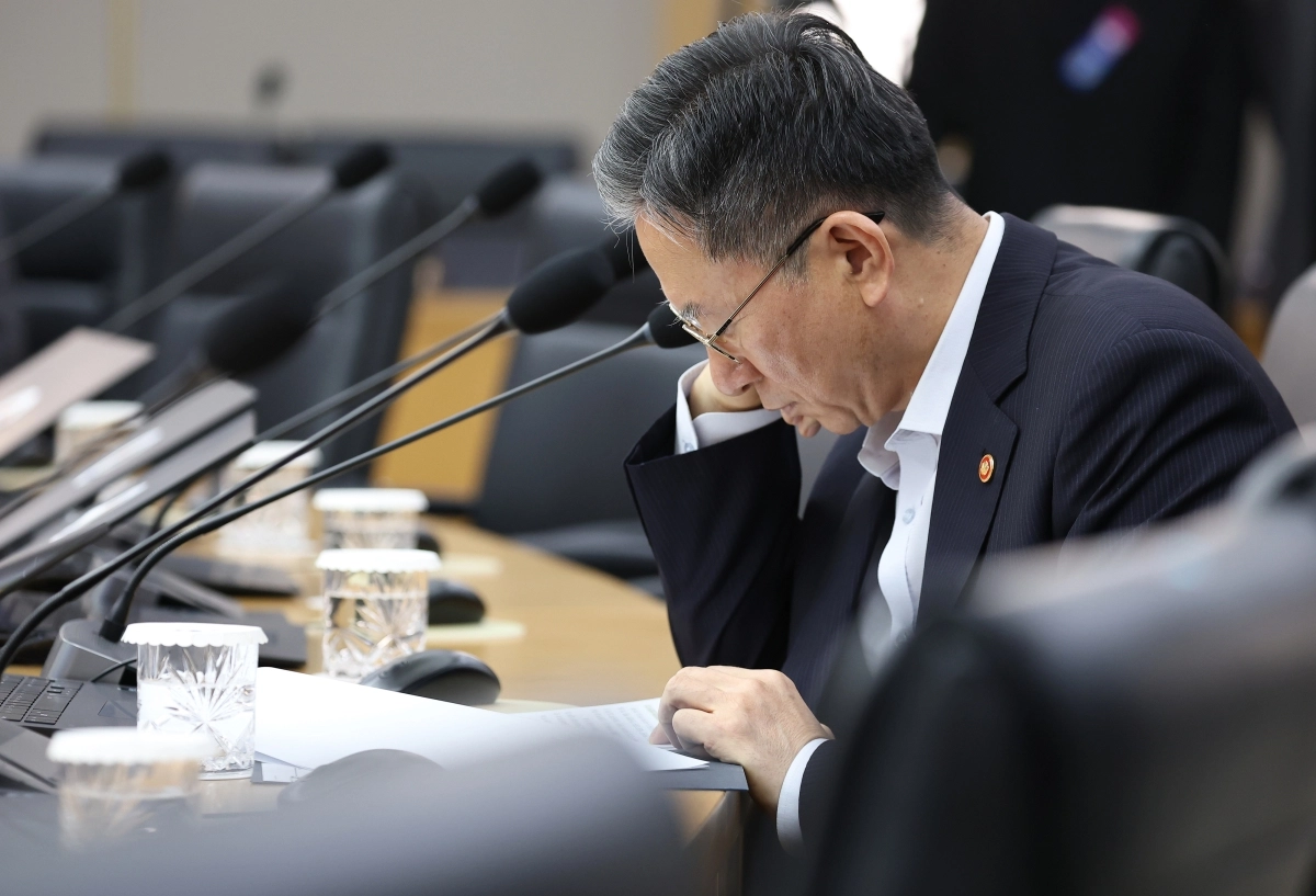 정성호 법무부 장관이 11일 정부세종청사에서 이재명 대통령 주재로 열린 국무회의에서 자료를 보고 있다. 지난달 31일 국회 본회의에서 검사의 보완수사권을 비롯한 수사권 전면 폐지를 골자로 하는 형사소송법 개정안이 통과됐다. 세종 연합뉴스