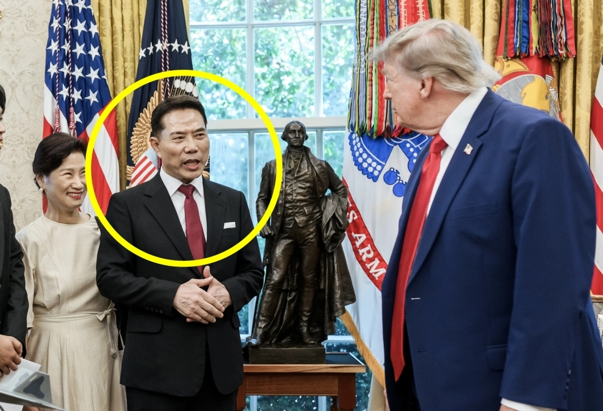 윤석열 전 대통령의 탄핵 반대 집회를 주도했던 손현보 부산 세계로교회 목사가 7일(현지시간) 도널드 트럼프 미국 대통령을 만났다. 세계로교회에 따르면 손 목사는 이날 가족들과 함께 미국 백악관에서 트럼프 대통령을 만나 환담을 했으며, 백악관 신앙사무국도 방문했다. 2026.8.8 세계로교회 제공