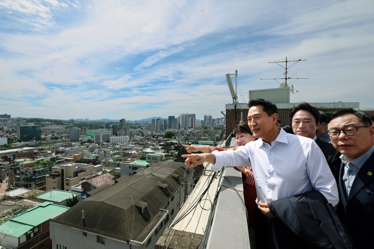 오세훈 서울시장이 11일 서계·청파동 정비사업 현장을 점검하고 있다.  서울시 제공