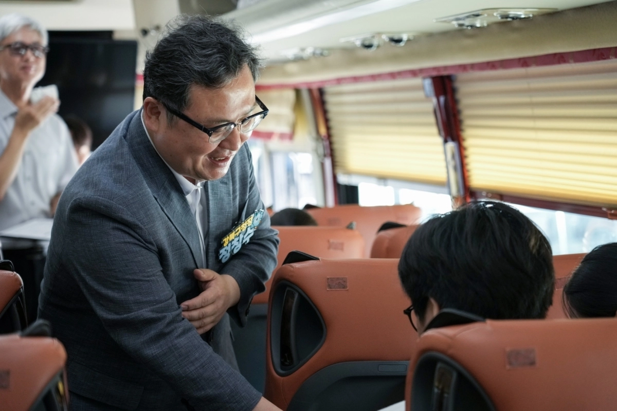 정창수 강북구청장이 6일 꿈자람 캠프에 앞서 참가자들과 인사하고 있다.  강북구 제공