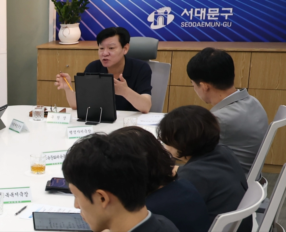 박운기 서울 서대문구청장이 지난 10일 구청장실에서 민선 9기 첫 정책회의를 주재하고 있다.  서대문구 제공