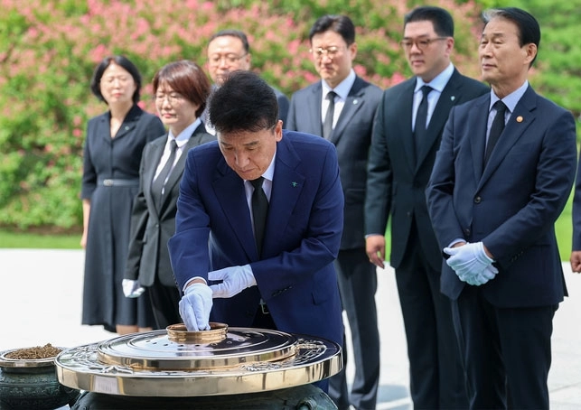함영주(가운데) 하나금융그룹 회장이 지난 10일 서울 동작구 국립서울현충원 현충탑에서 권오을(오른쪽 첫 번째) 국가보훈부 장관과 참배를 하고 있다. 하나금융그룹 제공
