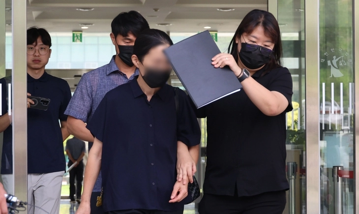 충남 천안의 한 교회에서 생활하던 11세 외손자를 학대해 숨지게 한 혐의(아동학대치사)를 받는 외조모가 11일 오전 구속 전 피의자 심문(영장실질심사)을 받기 위해 대전지법 천안지원으로 들어서고 있다. 2026.8.11  연합뉴스