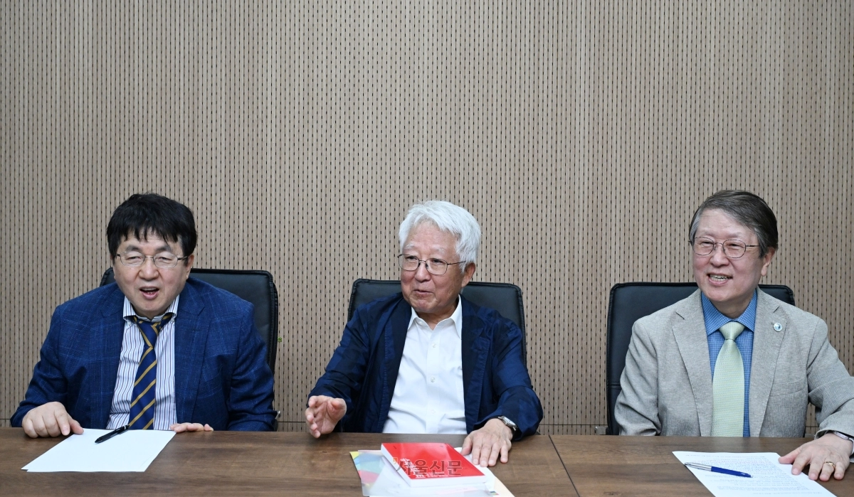 서울신문과 좌담회를 갖고 있는 장순흥(왼쪽부터) 부산외대 총장, 배순훈 전 정보통신부 장관, 황일순 서울대 원자핵공학과 명예교수. 이들은 모두 MIT 공대 박사 출신으로 배 전 장관과 황 교수는 카이스트 사제지간이기도 하다.  도준석 전문기자