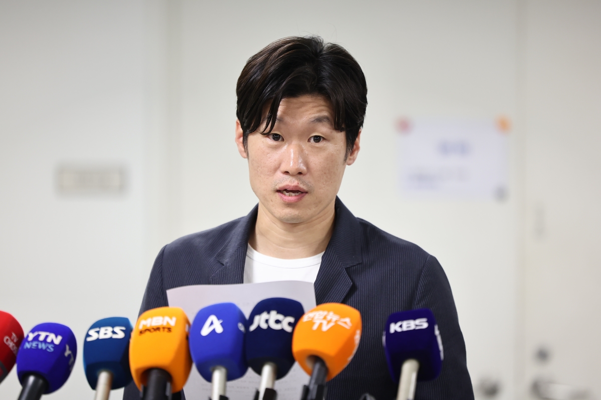 박지성 K-축구혁신위원회 공동위원장이 11일 서울시 종로구 국립현대미술관 사무동에서 열린 K-축구 혁신위원회 6차 회의를 마친 뒤 브리핑을 하고 있다. 2026.8.11 뉴스1