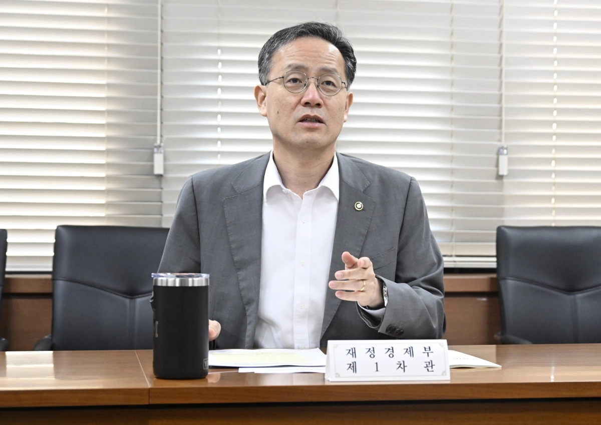 이형일 재정경제부 차관이 12일 정부서울청사에서 2026년 8월 일자리 전담반(TF)을 주재하고 있다. 뉴시스