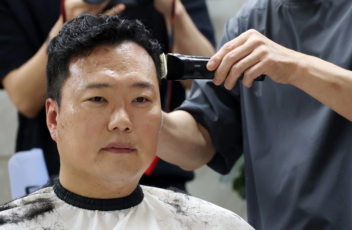 신병 훈련을 받기 위해 2박 3일 일정으로 육군 논산훈련소에 입소하는 천하람 개혁신당 원내대표가 12일 국회 미용실에서 두발을 정리하고 있다. 연합뉴스