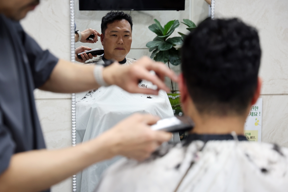 육군 훈련소 입소 위해 이발하는 천하람 원내대표