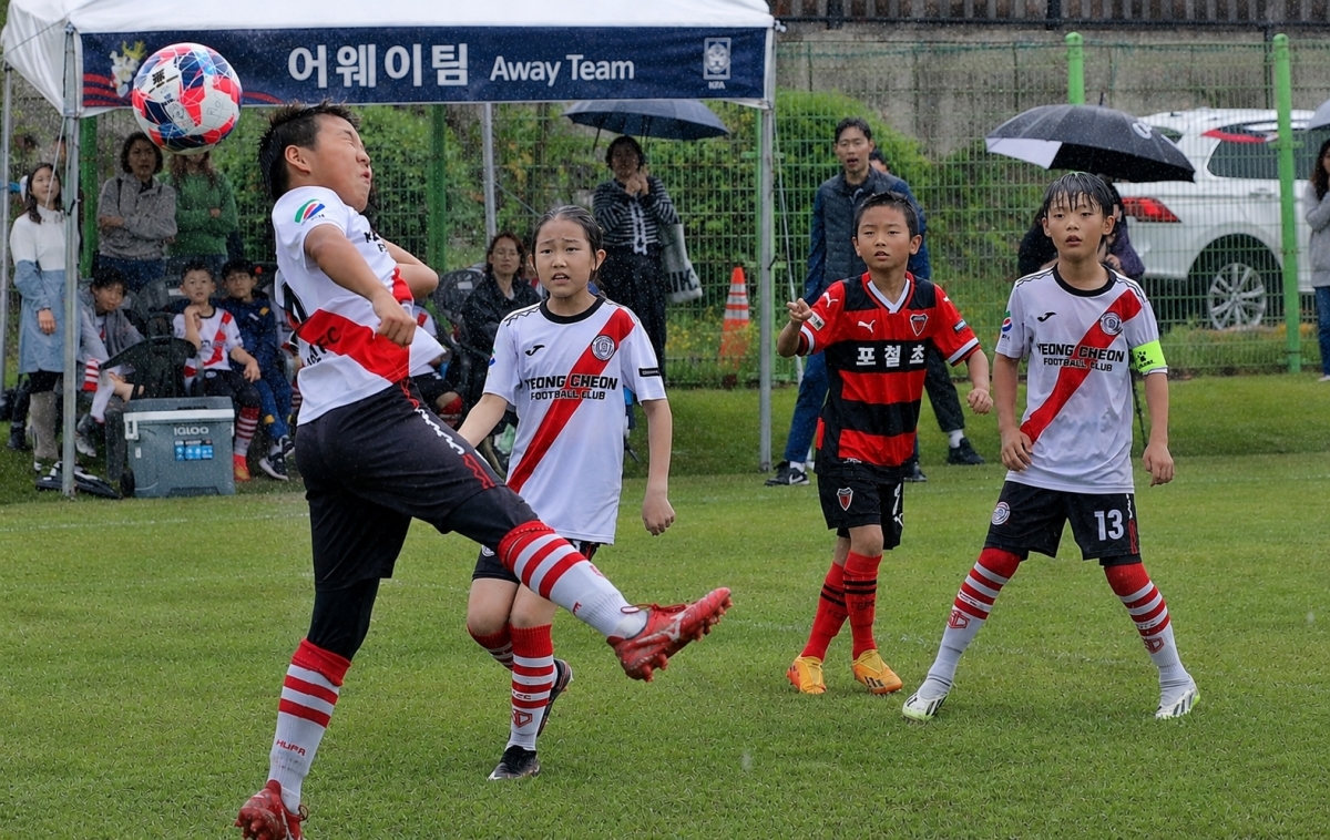 경북 경주에서 열린 화랑대기 전국 유소년 축구대회에서 선수들이 경합을 벌이고 있다. 경주시 제공