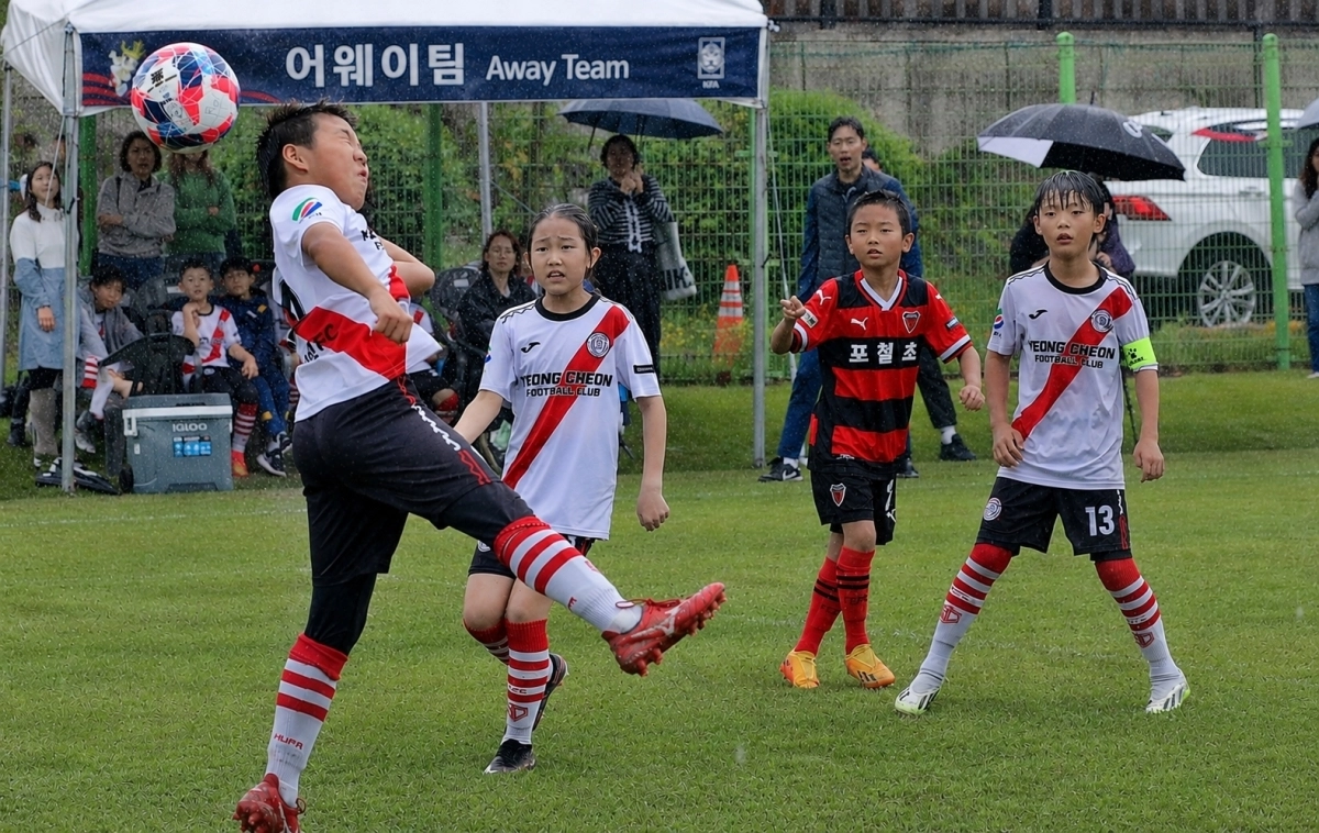 경북 경주에서 열린 화랑대기 전국 유소년 축구대회에서 선수들이 경합을 벌이고 있다. 경주시 제공
