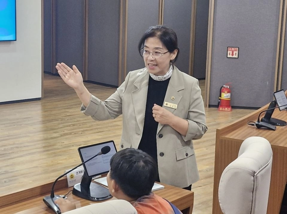 ▲ 지난 11일 경기도의회 복합문화공간인 ‘경기마루’에서 경기도 광주시 ‘경광주꽃 마을공동체’(대표 김명순) 학부모와 학생들을 초청해 도의회 체험학습 행사를 개최한 김미경 의원(사진=경기도의회)