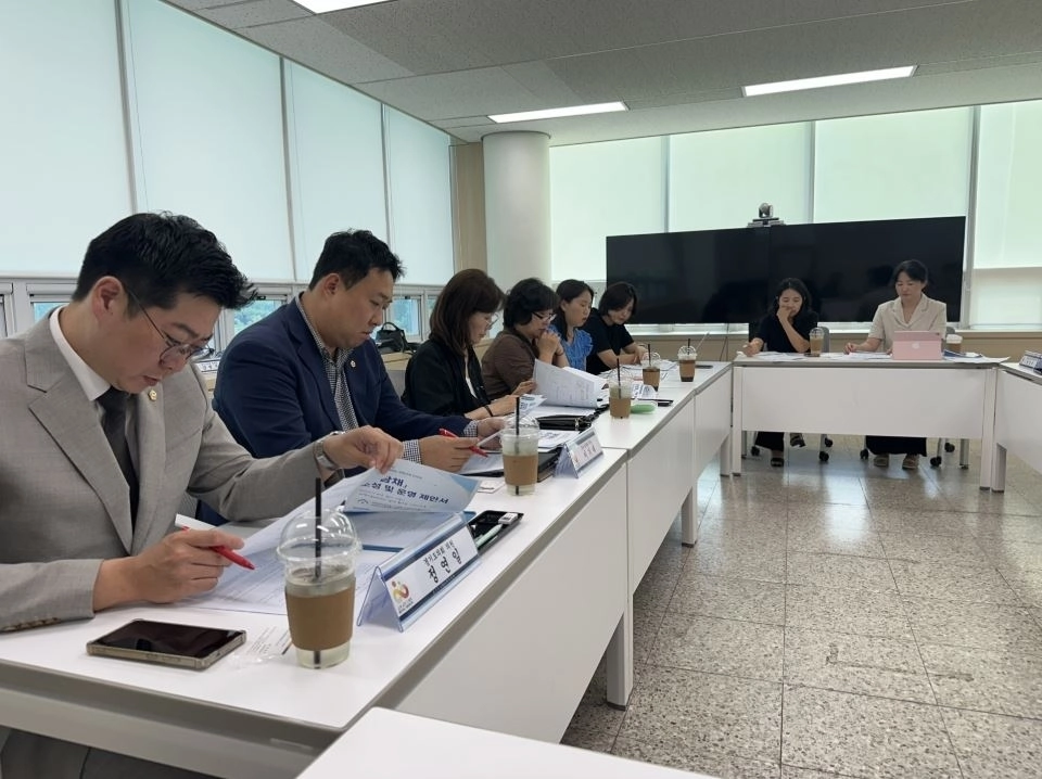 ▲ 지난 11일 고양교육지원청 회의실에서 정책간담회를 진행한 이기대 의원(사진=경기도의회)