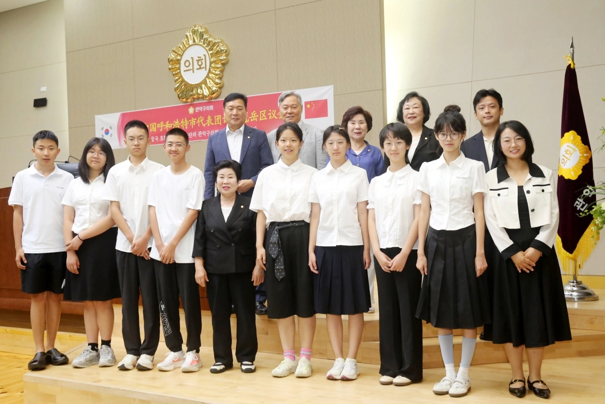 지난 11일 서울 관악구의회를 방문한 중국 네이멍구자치구 후허하오터시 청소년 대표단원들이 의장실에서 간담회를 마친 뒤 기념촬영을 하고 있다. 사진:관악구 의회 제공.