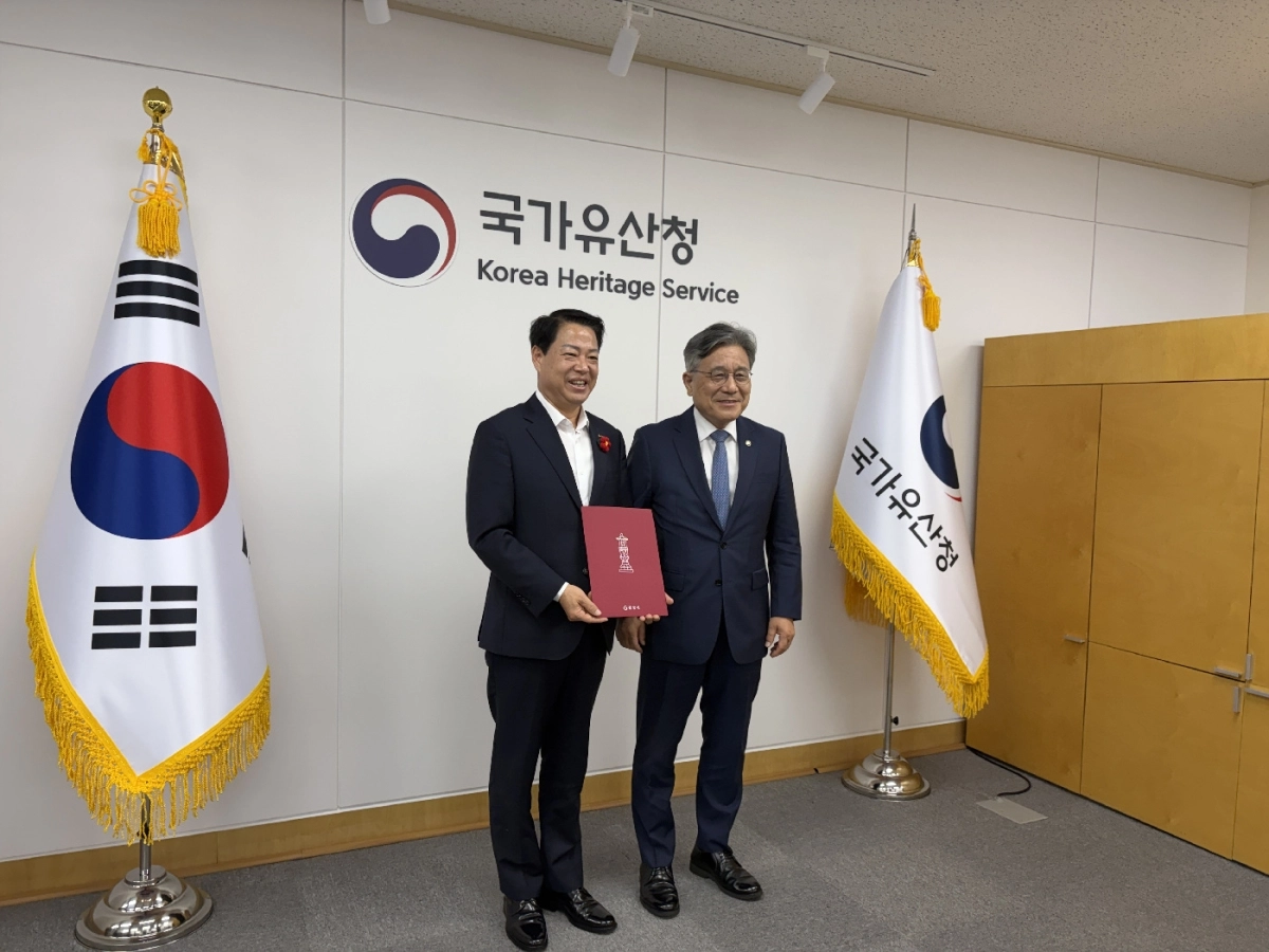 박성현(왼쪽) 광양시장이 국가유산청을 방문해 문화유산 현안 사업을 건의하고 적극적인 협조를 구했다.