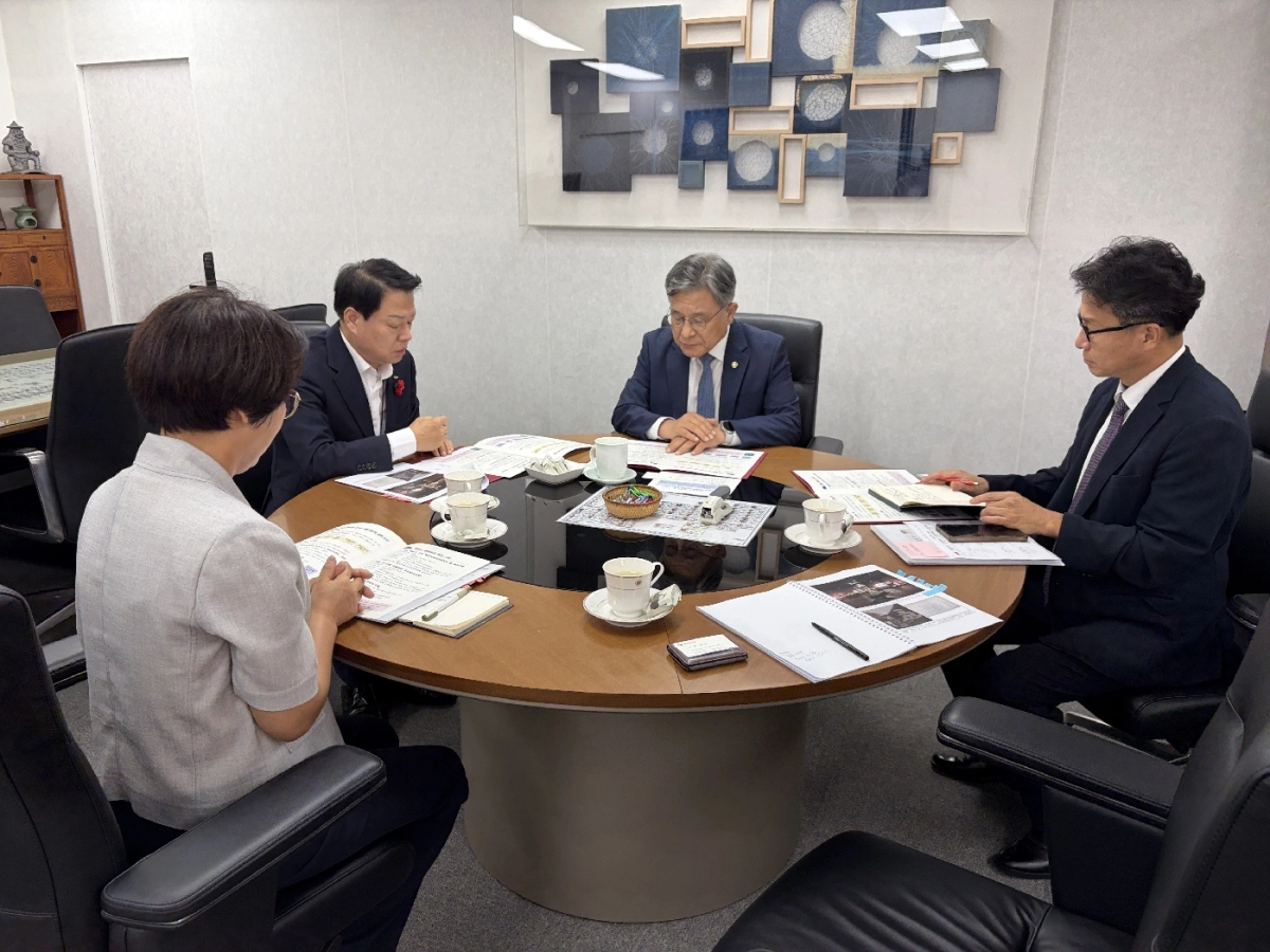 박성현 시장이 국가유산청을 찾아 문화유산 현안 사업을 건의하고 있다.
