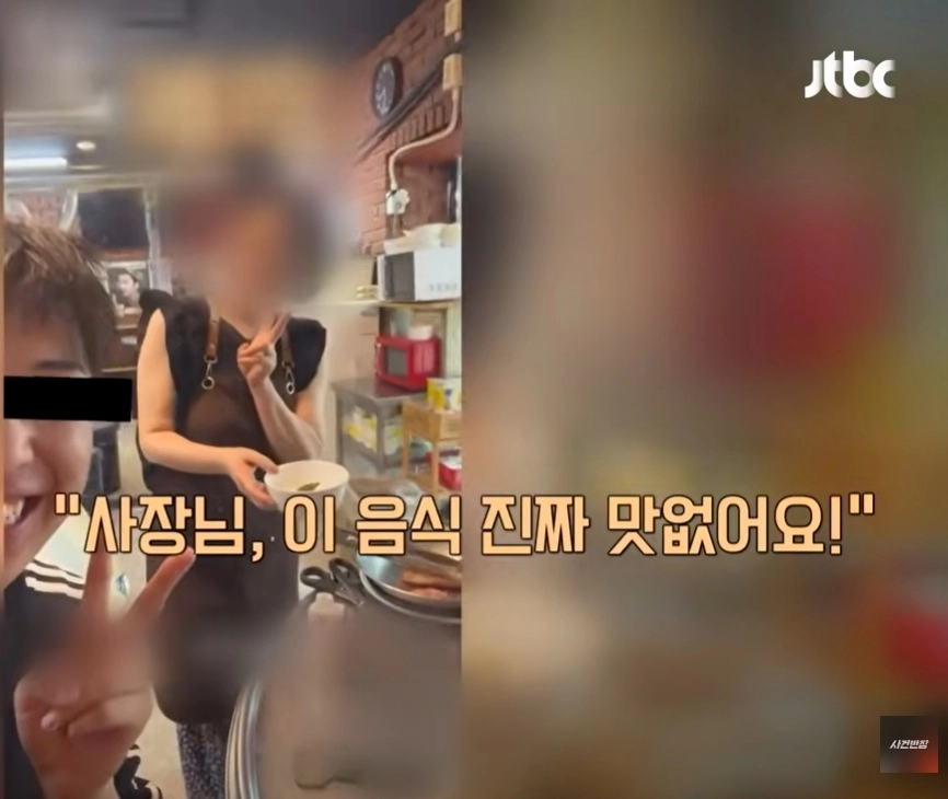 한국을 찾은 한 중국인 관광객이 식당에서 식사를 하며 중국어로 “음식 맛없다”고 혹평을 하고, 중국어를 못 알아듣는 사장이 웃으며 카메라 앞에서 포즈를 취하자 이를 별도의 처리 없이 자신의 소셜미디어(SNS)에 올려 자국 네티즌들의 비난을 샀다. 자료 : JTBC ‘사건반장’