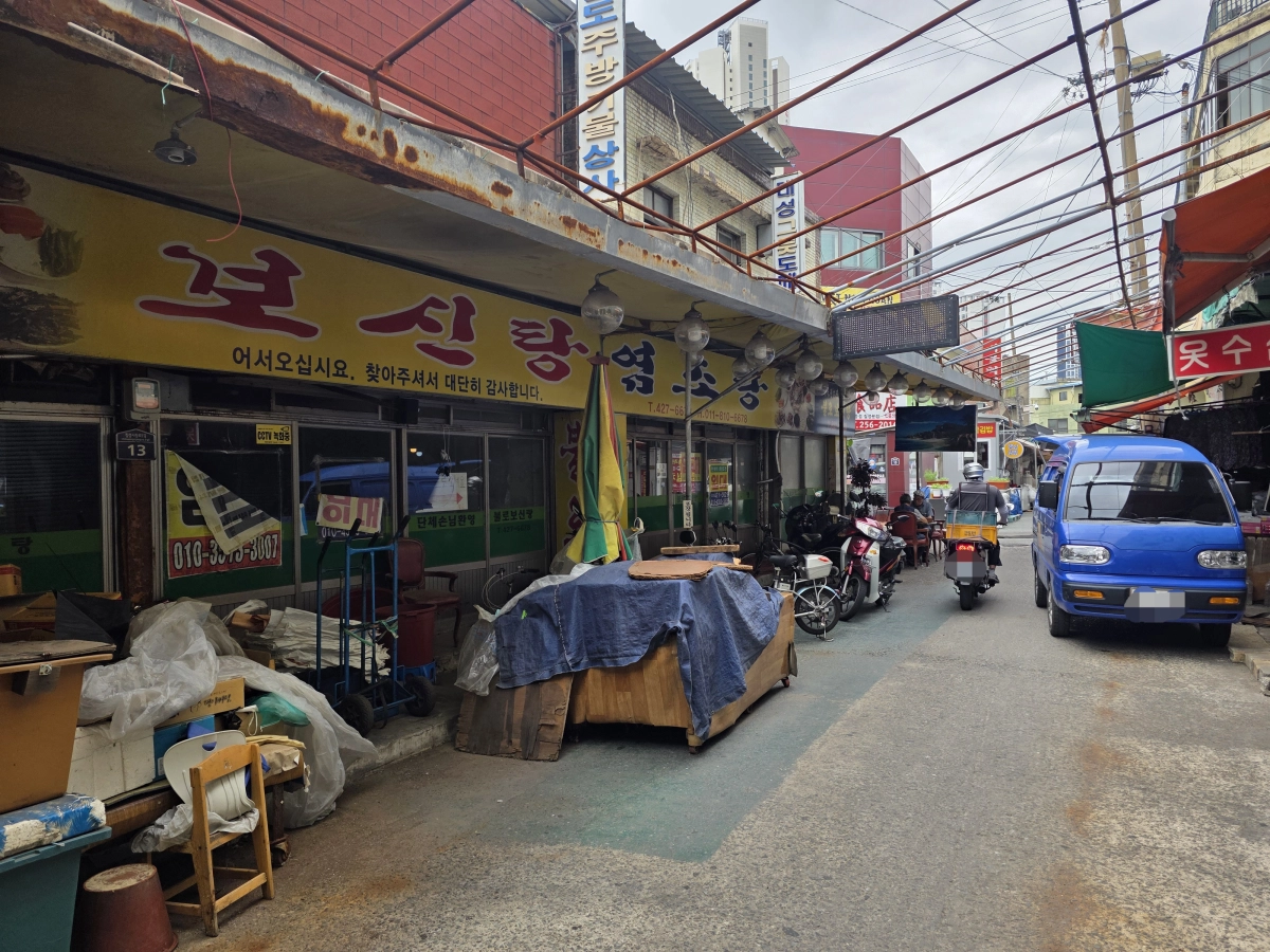 ‘개 식용 종식법’ 시행 전 마지막 복날을 이틀 앞둔 12일 낮 대구 북구 칠성종합시장 내 폐업한 개고기 식당이 방치돼 있다. 2026. 8. 12. 대구 민경석 기자