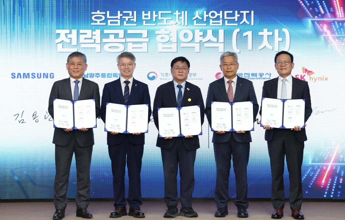 호남권 반도체산업단지에 전력을 적기에 공급하기 위한 협약식이 12일 한전 경인건설본부에서 열렸다. 왼쪽부터 김용관 삼성전자 DS부문 경영전략총괄 사장, 민형배 전남광주통합특별시장, 김성환 기후에너지환경부 장관, 김동철 한국전력공사 사장, 염성진 SK하이닉스 커뮤니케이션총괄 사장. 한국전력 제공