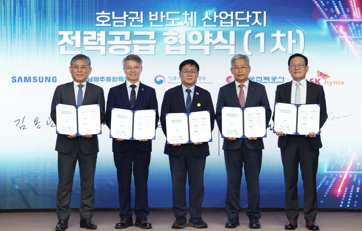 호남권 반도체산업단지에 전력을 적기에 공급하기 위한 협약식이 12일 한전 경인건설본부에서 열렸다. 왼쪽부터 김용관 삼성전자 DS부문 경영전략총괄 사장, 민형배 전남광주통합특별시장, 김성환 기후에너지환경부 장관, 김동철 한국전력공사 사장, 염성진 SK하이닉스 커뮤니케이션총괄 사장. 한국전력 제공