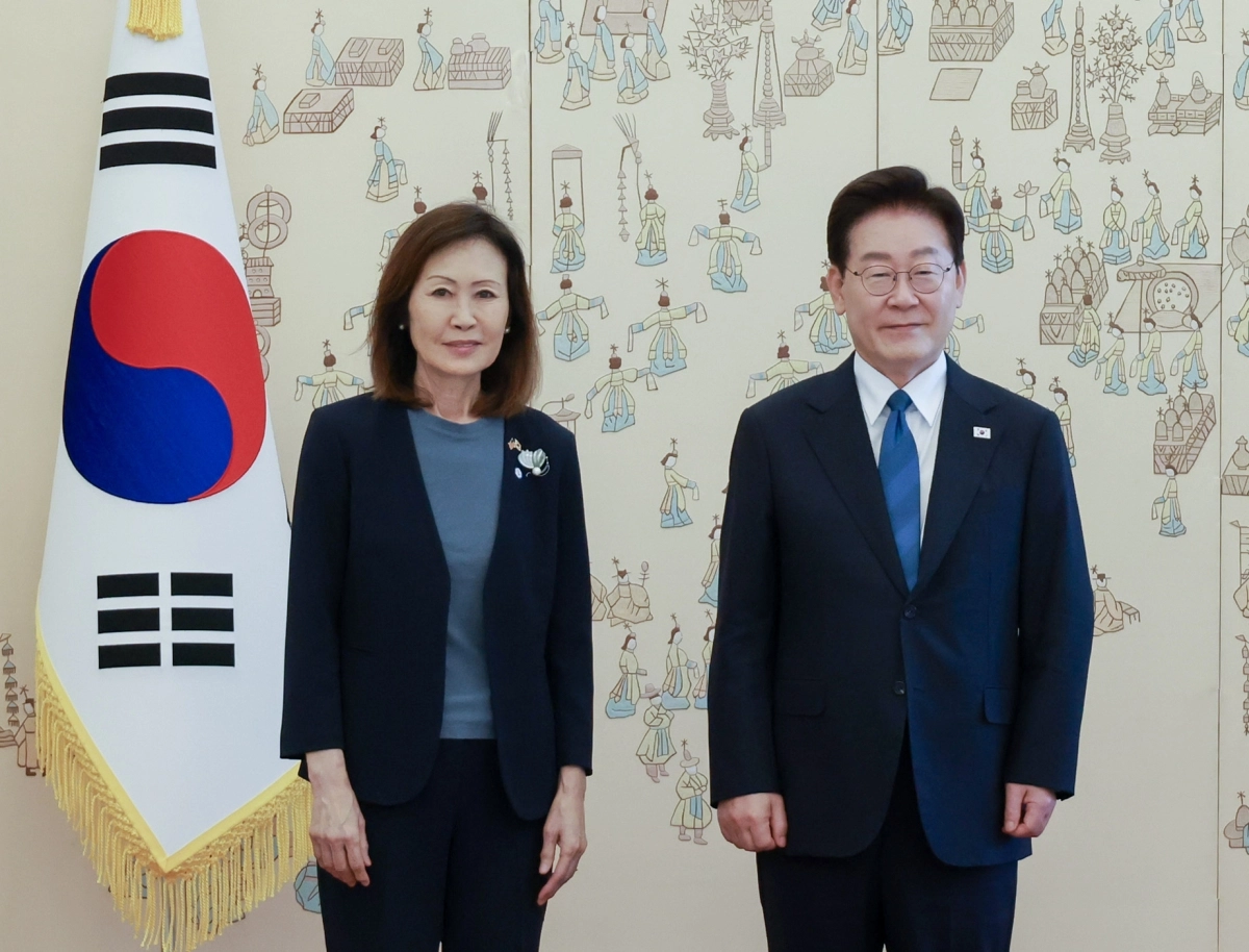 이재명 대통령이 12일 청와대에서 열린 주한대사 신임장 제정식에서 미셸 스틸 미국대사와 기념촬영을 하고 있다. 2026.8.12 연합뉴스