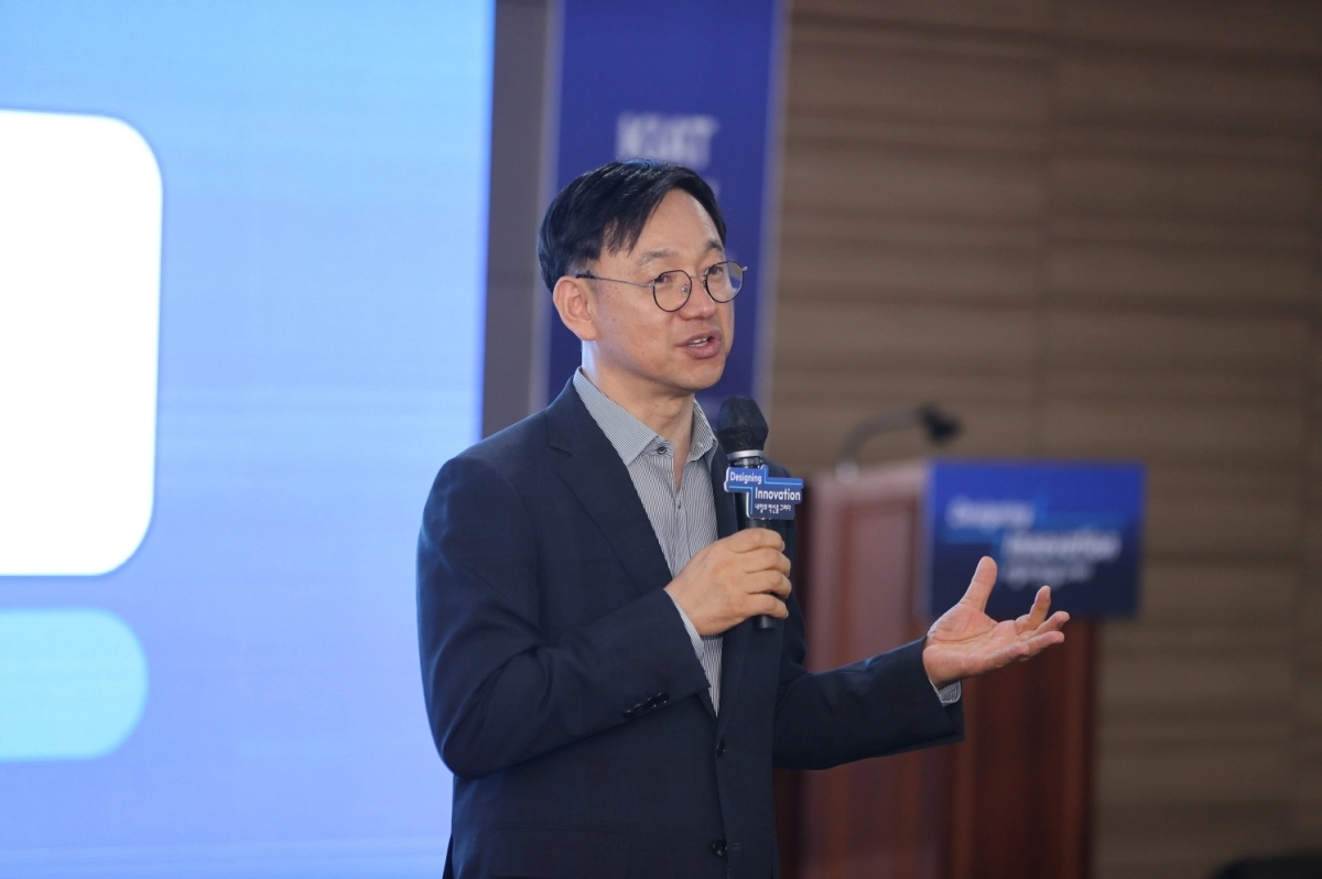 전윤종 한국산업기술진흥원(KIAT) 원장이 11일 새 비전·기업이미지(CI) 선포식에서 발언을 하고 있다. KIAT 제공