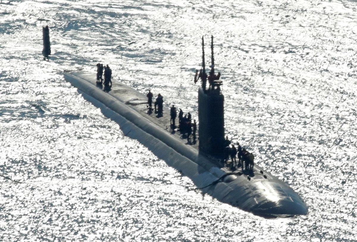 미국 해군 로스엔젤레스급 핵추진 잠수함 ‘알렉산드리아함’(SSN 757·6900톤급)이 2025년 10월 10일 오전 부산 남구 해군작전사령부 부산작전기지에 입항하고 있다.  1991년 취역한 알렉산드리아함은 길이 110m, 폭 10m 규모이며 군수 적재와 승조원 휴식을 위해 이날 부산에 입항했다. 알렉산드리아함이 국내에 입항한 것은 이번이 처음이다. 2025.2.10. 뉴스1